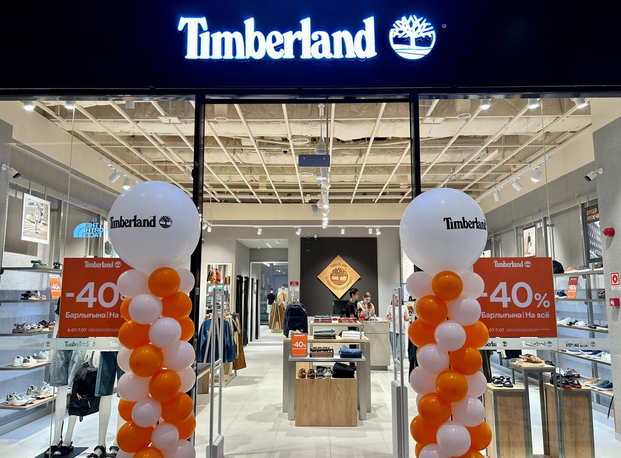 Қыздың шлангты кискасына итеріп, сорып алғаны туралы порно видео